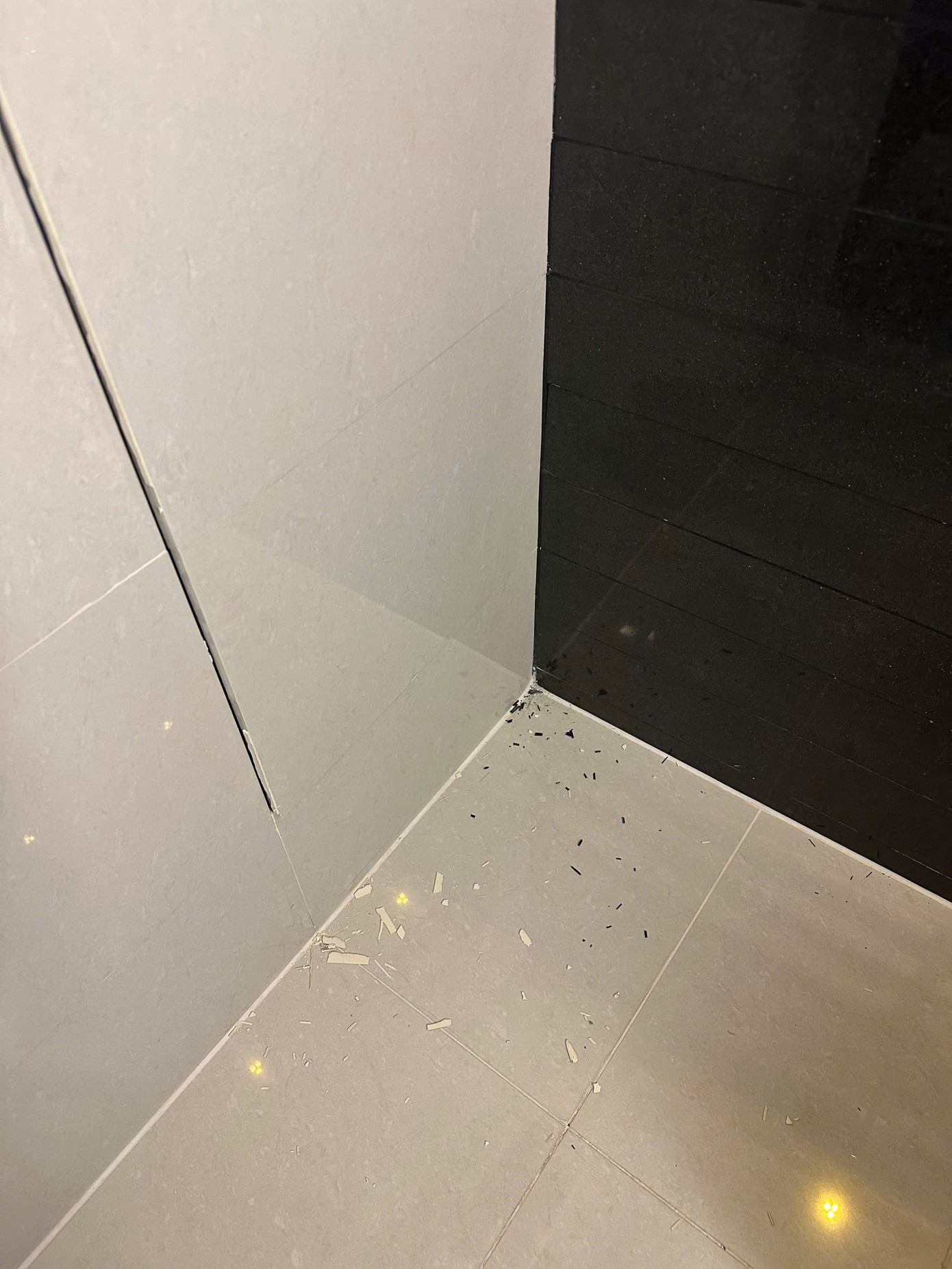 Phòng khách sạn nơi gia đình chị Hoàng ở bị nứt khắp nơi khiến cả nhà chị phải tìm khách sạn khác ở Bangkok, Thái Lan. Ảnh nhân vật cung cấp. Phòng khách sạn nơi gia đình chị Hoàng ở bị nứt khắp nơi khiến cả nhà chị phải tìm khách sạn khác ở Bangkok, Thái Lan. Ảnh nhân vật cung cấp.