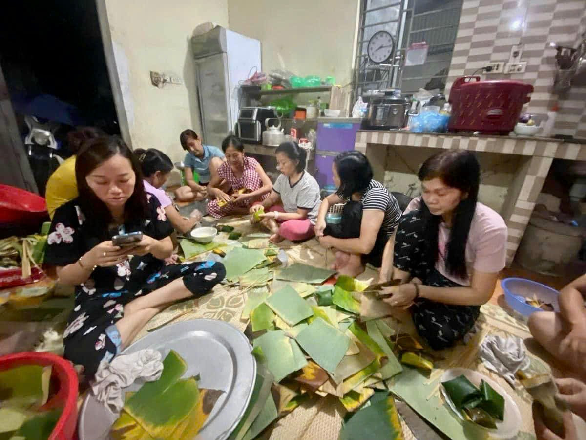Công tác gói bánh rất khẩn trương.