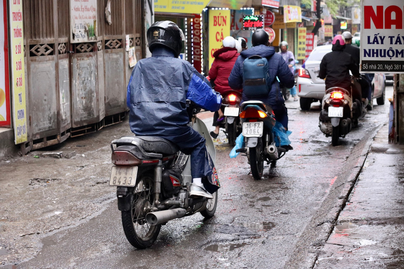 Trước đó, vào tháng 4/2019, UBND TP Hà Nội giao cho UBND quận Cầu Giấy làm chủ đầu tư thực hiện dự án cải tạo, mở rộng ngõ 381 phố Nguyễn Khang (từ phố Thành Thái đến phố Nguyễn Khang). Tuy nhiên, đến nay, dự án cải tạo, mở rộng ngõ vẫn đang trong giai đoạn hỗ trợ, bồi thường giải phóng mặt bằng nên chính quyền chậm đầu tư kinh phí sửa chữa những hạng mục xuống cấp, hư hỏng.