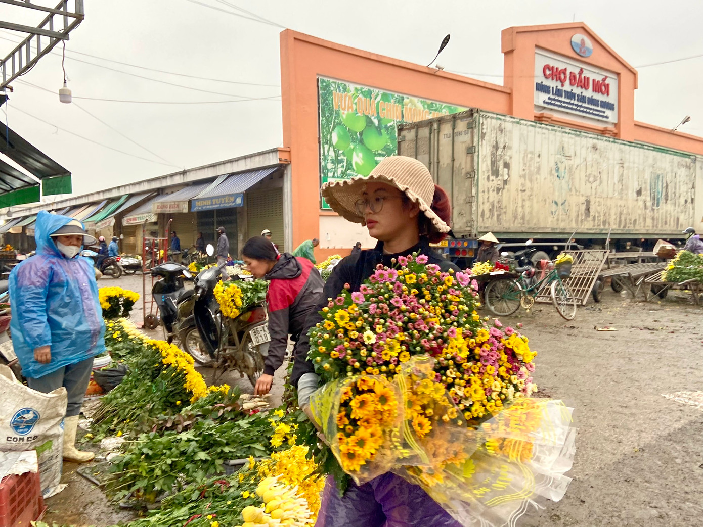 Ai đến chợ cũng chọn cho mình những bó hoa đẹp nhất để về cắm bình hoặc trồng chậu, trang trí trong gia đình.