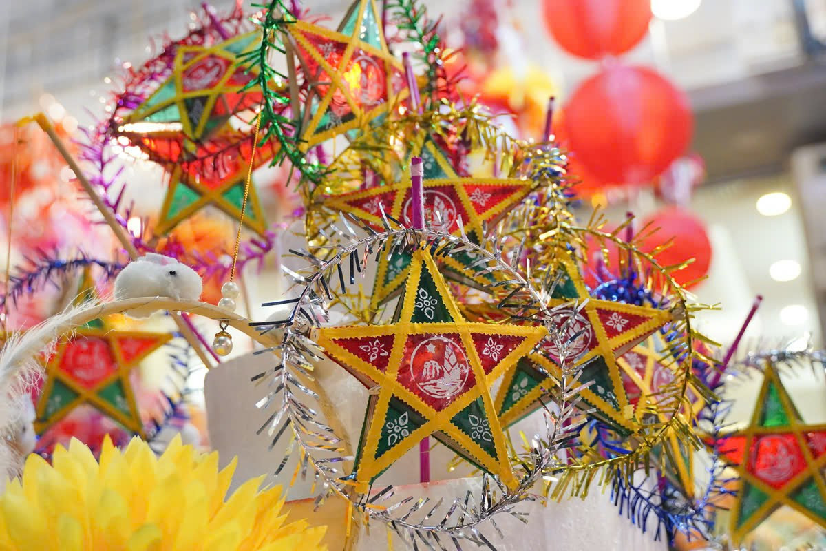 Những món đồ chơi truyền thống chỉ dao động từ 40.000 - 70.000 đồng/chiếc nên được rất nhiều người ưa chuộng. Những chiếc đèn ông sao được bán với giá dao động từ 10.000 - 70.000 đồng/cái tùy kích thước.