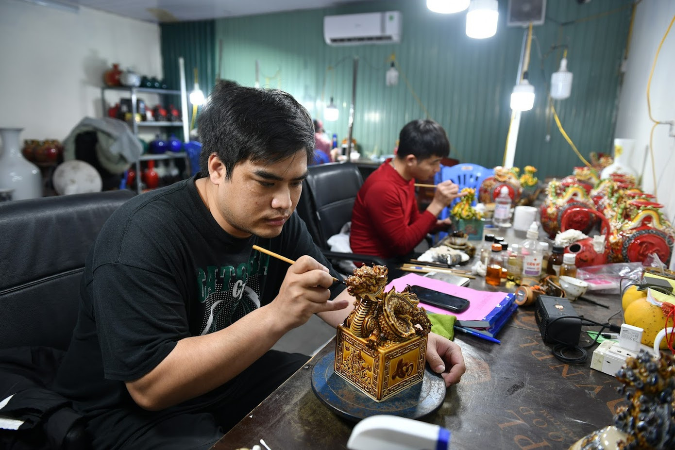 Tiếp đó, chiếc ấn sẽ được nung lần 2 ở nhiệt độ phù hợp trong khoảng 6-8 tiếng để tạo nên lớp mạ vàng sang trọng.