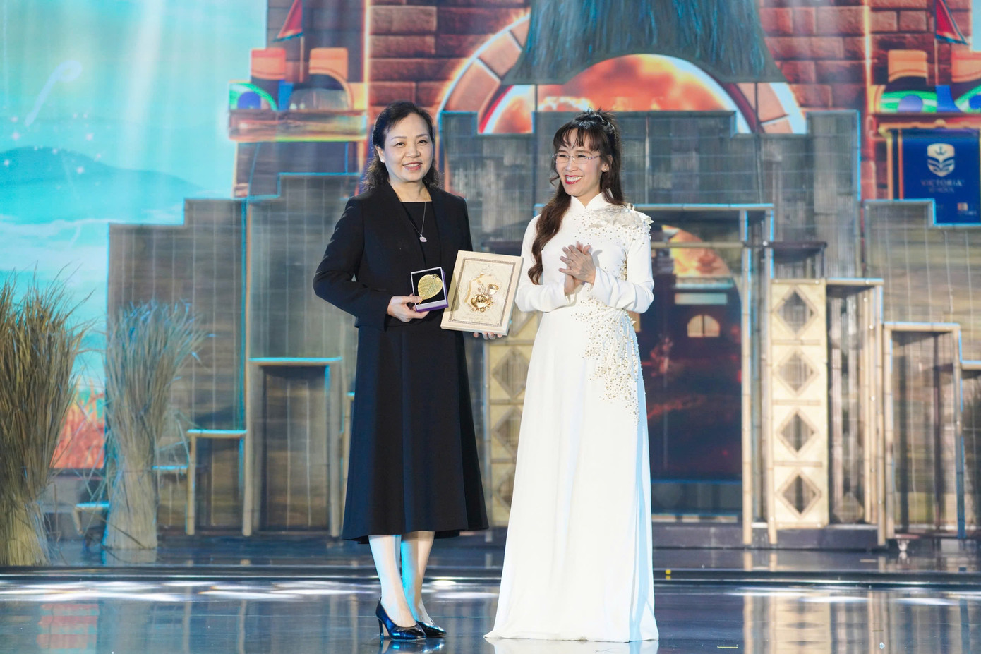 Tiến sĩ Nguyễn Thị Phương Thảo gửi lời chúc mừng chân thành và trân trọng nhất đến Tiến sĩ Ngô Phương Lan