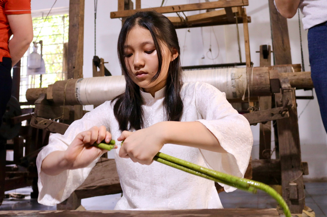 Mỗi thân sen đem về được đưa vào bể rửa sạch, tuốt hết gai để thuận tiện cho quá trình rút sợi. Để lấy được tơ sen, người làm cần phải khéo léo dùng dao khứa xung quanh cuống sen rồi dùng tay bẻ, vặn và kéo tơ, tiếp đến là ve tơ thành sợi tròn. Mỗi thân sen đem về được đưa vào bể rửa sạch, tuốt hết gai để thuận tiện cho quá trình rút sợi. Để lấy được tơ sen, người làm cần phải khéo léo dùng dao khứa xung quanh cuống sen rồi dùng tay bẻ, vặn và kéo tơ, tiếp đến là ve tơ thành sợi tròn.