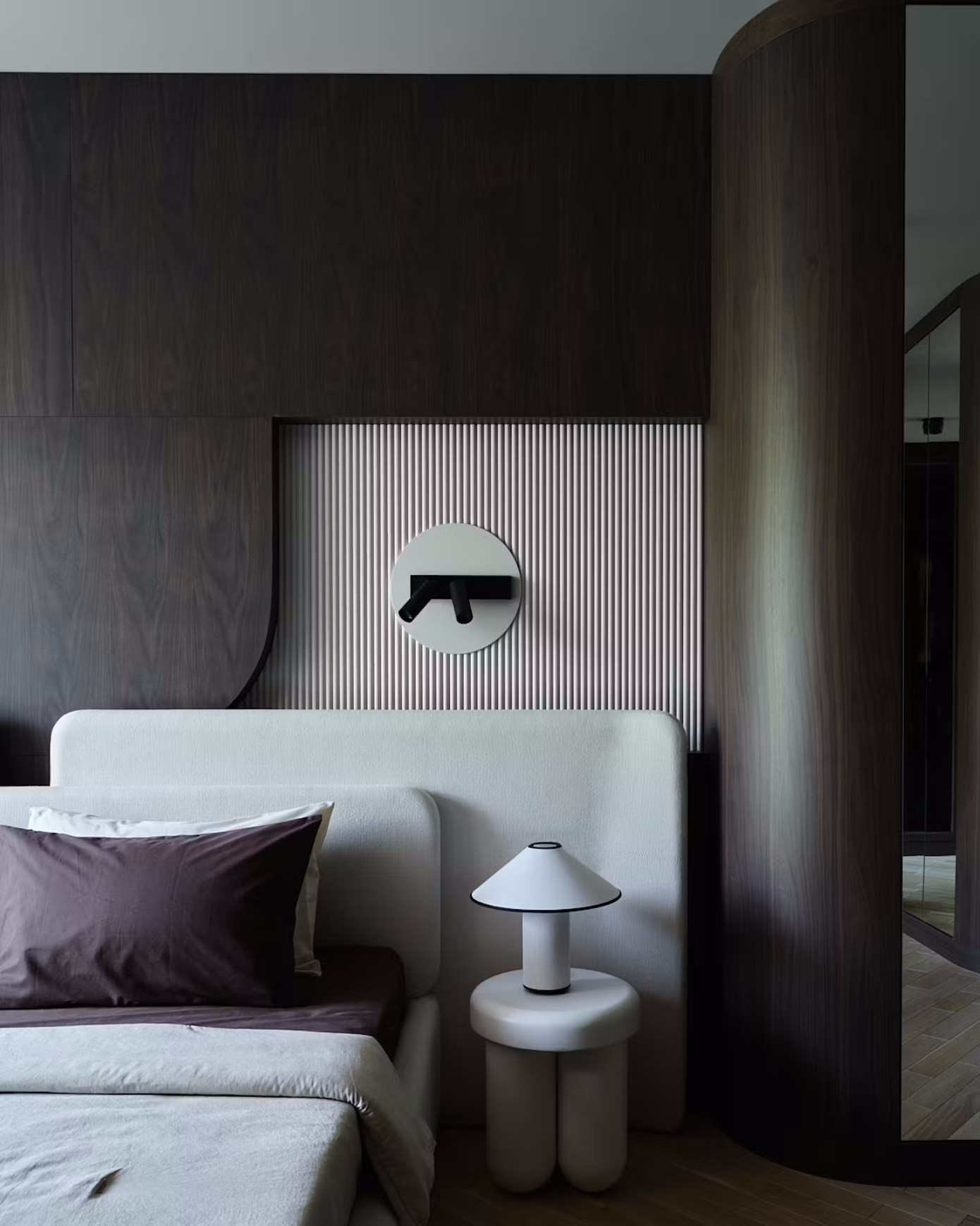 Đa số đồ nội thất đóng mới, đầu giường tích hợp với kiến trúc, phối cùng đèn ngủ nhỏ cho không gian thêm phần ấm cúng.