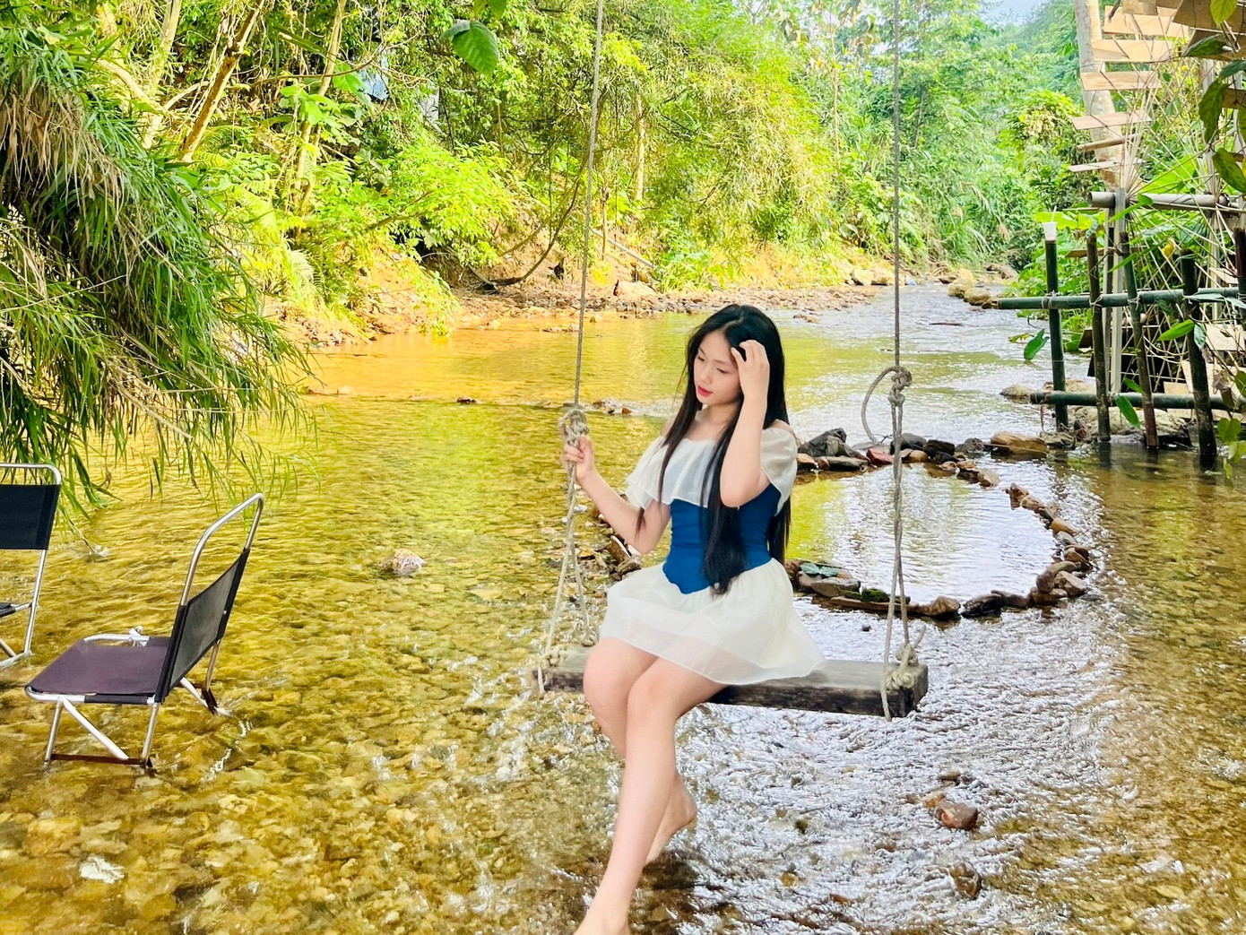 Những bạn trẻ thả dáng chụp ảnh giữa suối dòng suối mát lành. Những bạn trẻ thả dáng chụp ảnh giữa suối dòng suối mát lành.