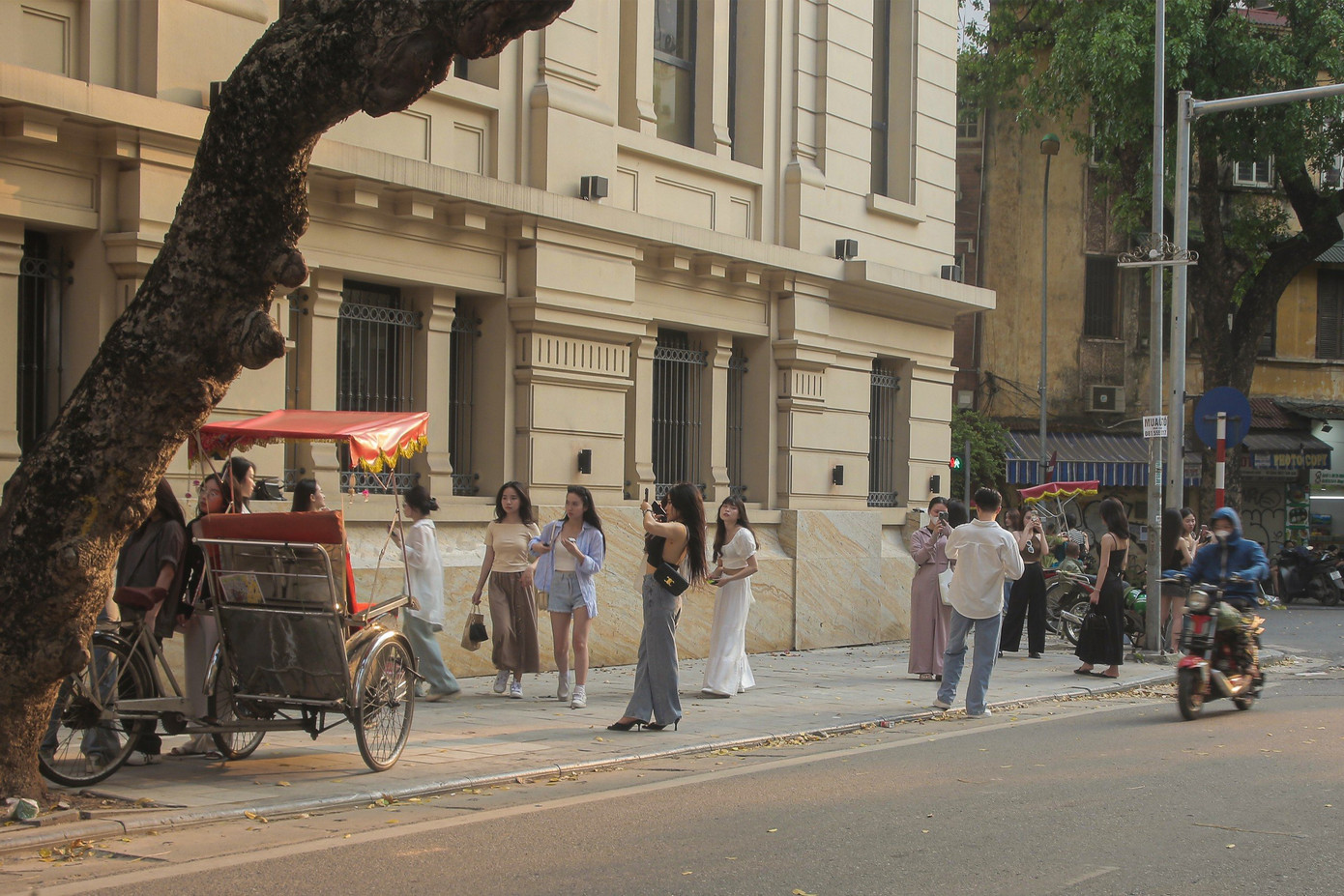 Do là địa điểm check in mới nổi nên đôi khi các bạn trẻ còn phải xếp hàng để đợi đến lượt chụp hình nhưng ai cũng cảm thấy vui khi có thể lưu được những tấm ảnh đẹp lung linh tại đây.