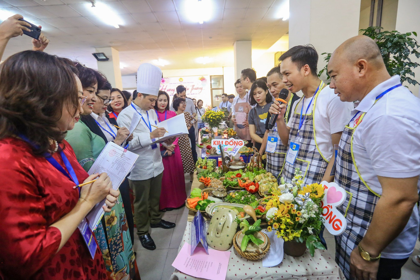 Mỗi đội tham gia phần thi sẽ trình bày và giới thiệu về món ăn của mình.