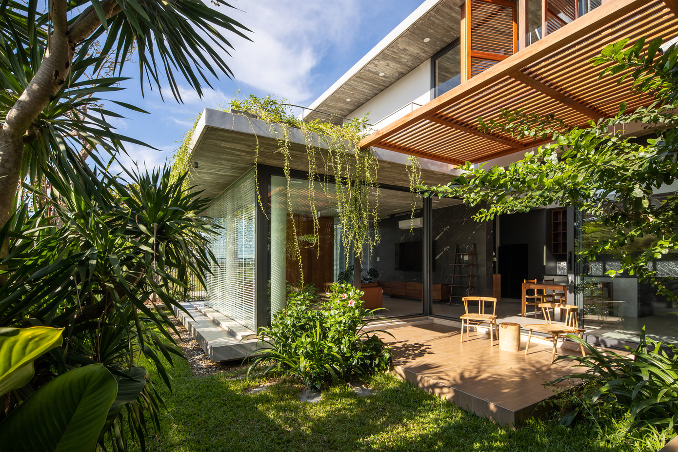 Những mảng xanh được sắp xếp xung quanh ngôi nhà để không gian sống bên trong có thể kết nối trực tiếp với môi trường tự nhiên bên ngoài.