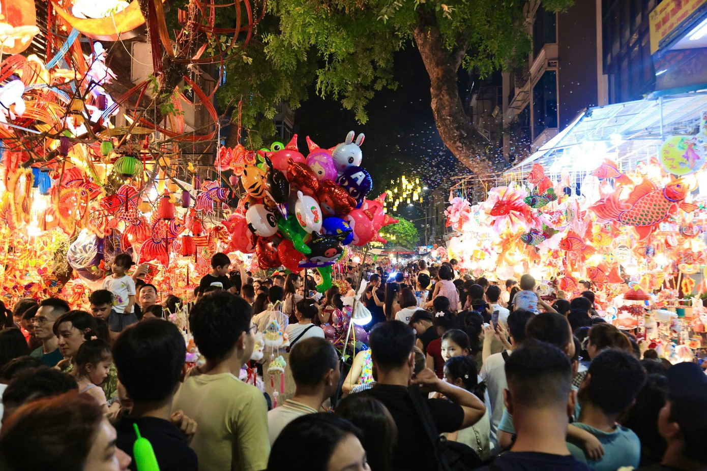 Những mỗi Tết Trung thu, phố Hàng Mã và những tuyến phố lân cận lại được trang hoàng rực rỡ sắc màu với đủ loại đồ chơi trung thu, trong đó có cả đồ chơi truyền thống và đồ chơi hiện đại.