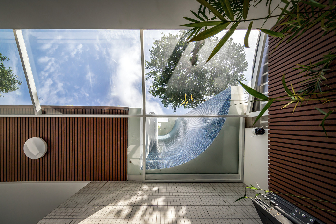 Các khoảng thông tầng được tận dụng để kết nối không gian sinh hoạt bằng giếng trời, mang lại ánh sáng tự nhiên và sự thông thoáng.