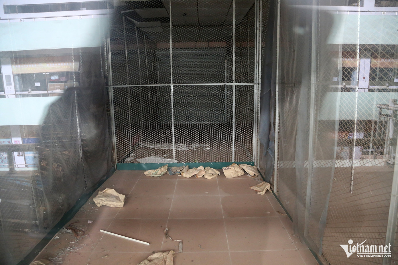 Hàng loạt ki-ốt bên trong trung tâm thương mại đã khóa trái, không có dấu hiệu buôn bán trở lại. Ảnh: Phạm Công. Hàng loạt ki-ốt bên trong trung tâm thương mại đã khóa trái, không có dấu hiệu buôn bán trở lại. Ảnh: Phạm Công.