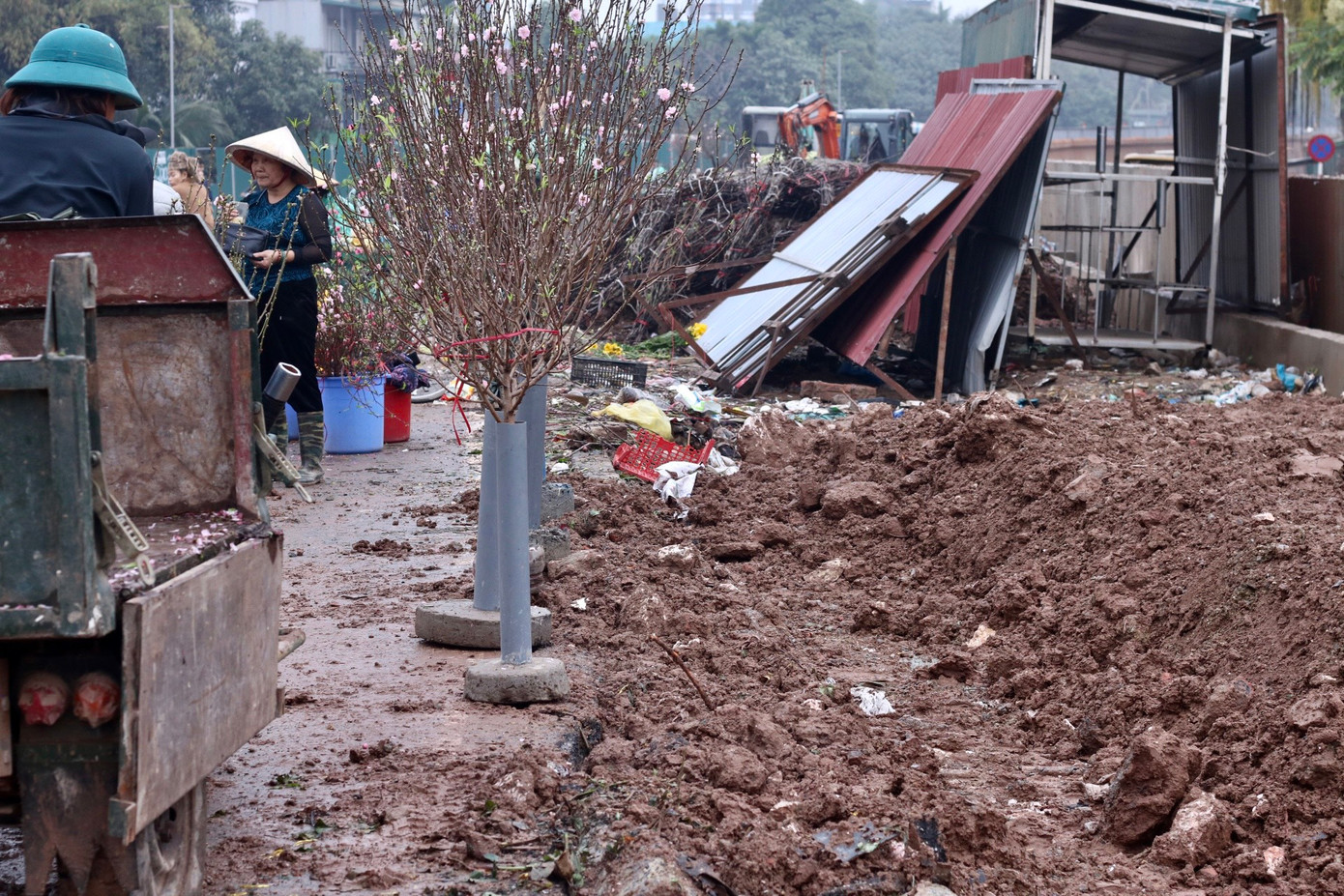 Đất đá ngổn ngang trên đoạn đường trước cổng chợ Quảng An. Đất đá ngổn ngang trên đoạn đường trước cổng chợ Quảng An.