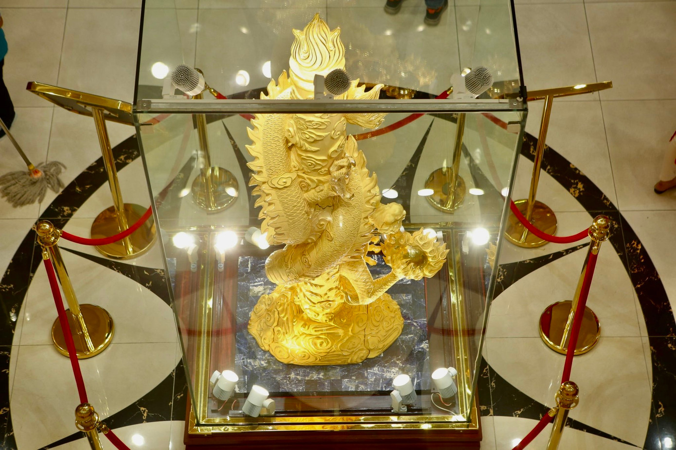 Nắm bắt được tâm lý khách hàng, ngoài kiệt tác "Đại Long nhả ngọc", đơn vị cho biết có nhiều sản phẩm vàng liên quan đến linh vật của năm được bày bán nhằm phục vụ nhu cầu người dân trong ngày lễ Thần Tài.