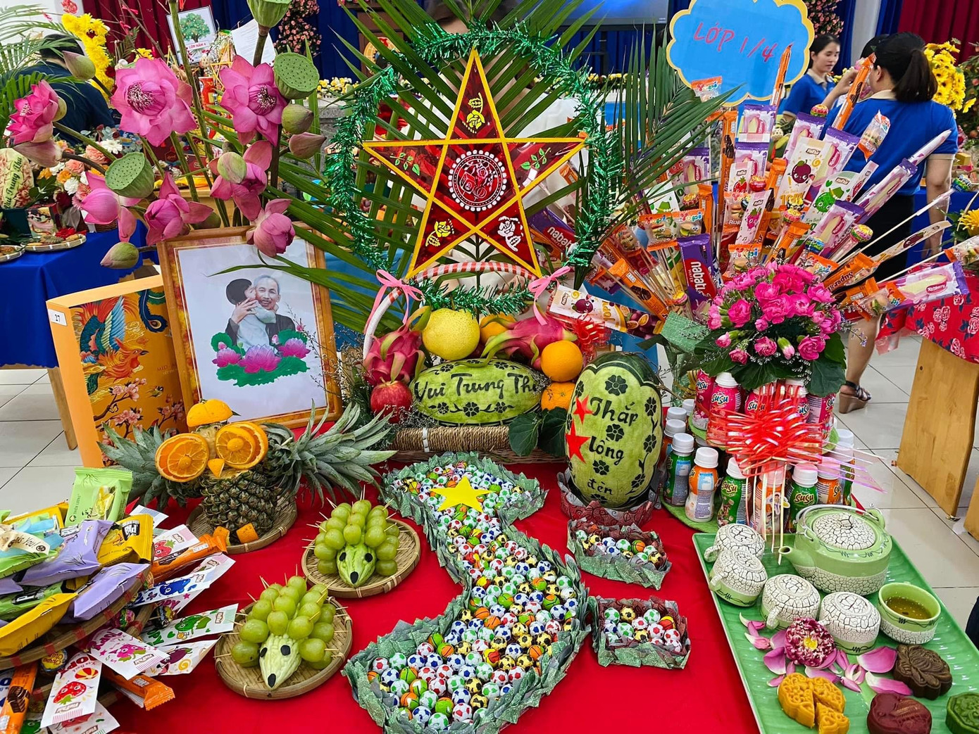 Mâm cỗ được chị Bùi Thủy dành cả buổi để chuẩn bị cho trung thu lớp con trai. Mâm cỗ được chị Bùi Thủy dành cả buổi để chuẩn bị cho trung thu lớp con trai.