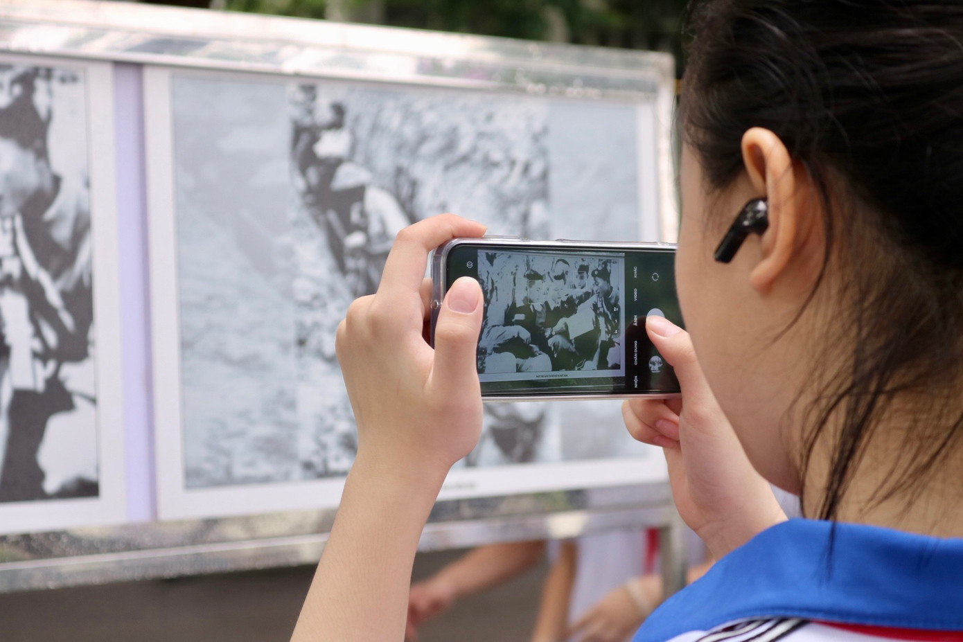 Triển lãm ảnh "Việt Nam - những chiến thắng làm thay đổi dòng lịch sử thế giới" diễn ra đến hết ngày 31/5 tại khu vực phố đi bộ hồ Hoàn Kiếm.