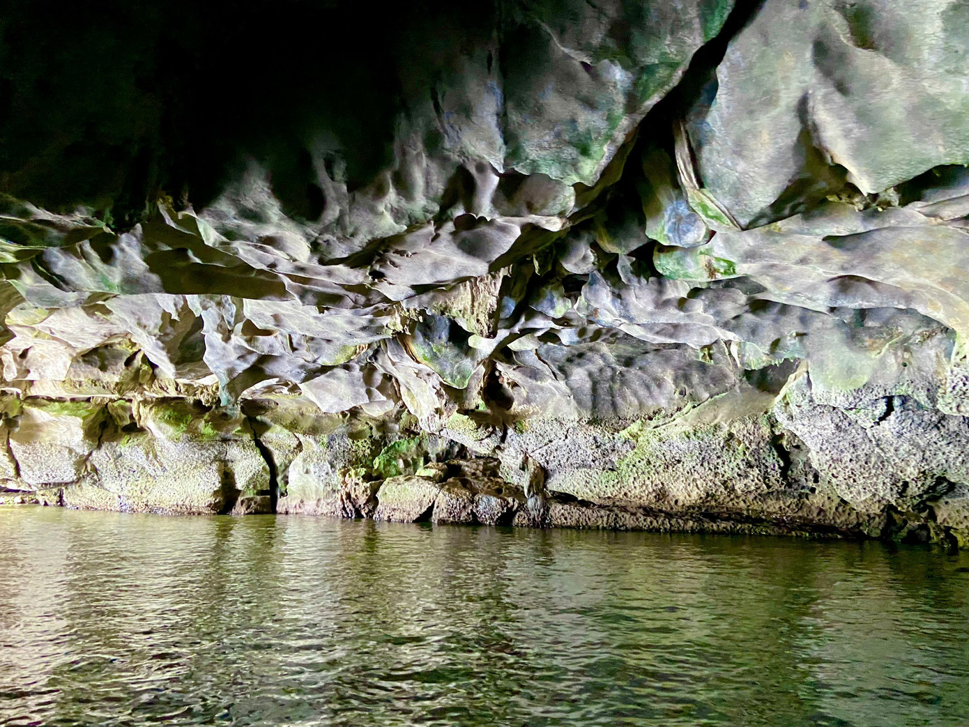 Hệ thống hang động độc đáo, nhũ đá lung linh huyền ảo với nhiều tạo hình độc đáo được mẹ thiên nhiên khéo léo khắc tạc.