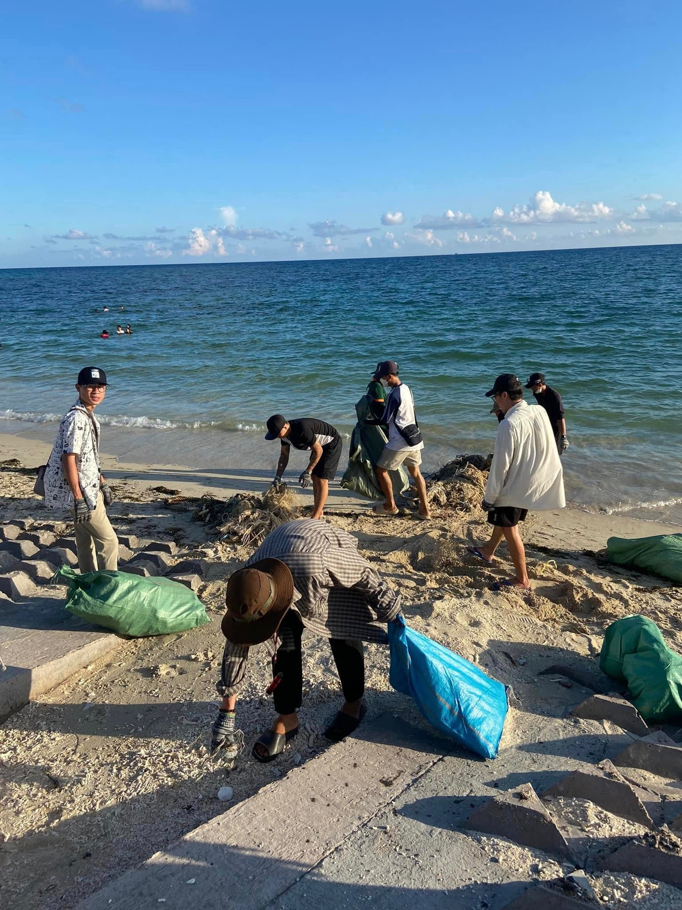 Có nhiều bạn trẻ đến góp sức nên công việc được hoàn thành đúng tiến độ. Bạn Châu Nhật Minh - một trong những người rất tích cực tham gia trong các buổi hoạt động, chia sẻ: &quot; Dọn rác giữa trời nắng tuy có vất vả nhưng vui. Đây là cơ hội để mọi người giao lưu, làm quen, gắn kết với nhau hơn. Sau các buổi nhặt rác, mọi người đều ngồi lại và trò chuyện với nhau, tạo thêm niềm vui, tiếng cười cho những ngày sống trải nghiệm trên đảo.&quot;