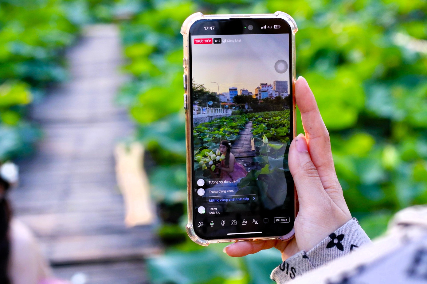 Bên cạnh việc chụp hình, người đi theo hỗ trợ còn phát trực tiếp trên mạng xã hội để nhiều người biết hơn đến dịch vụ chụp ảnh bên mình.