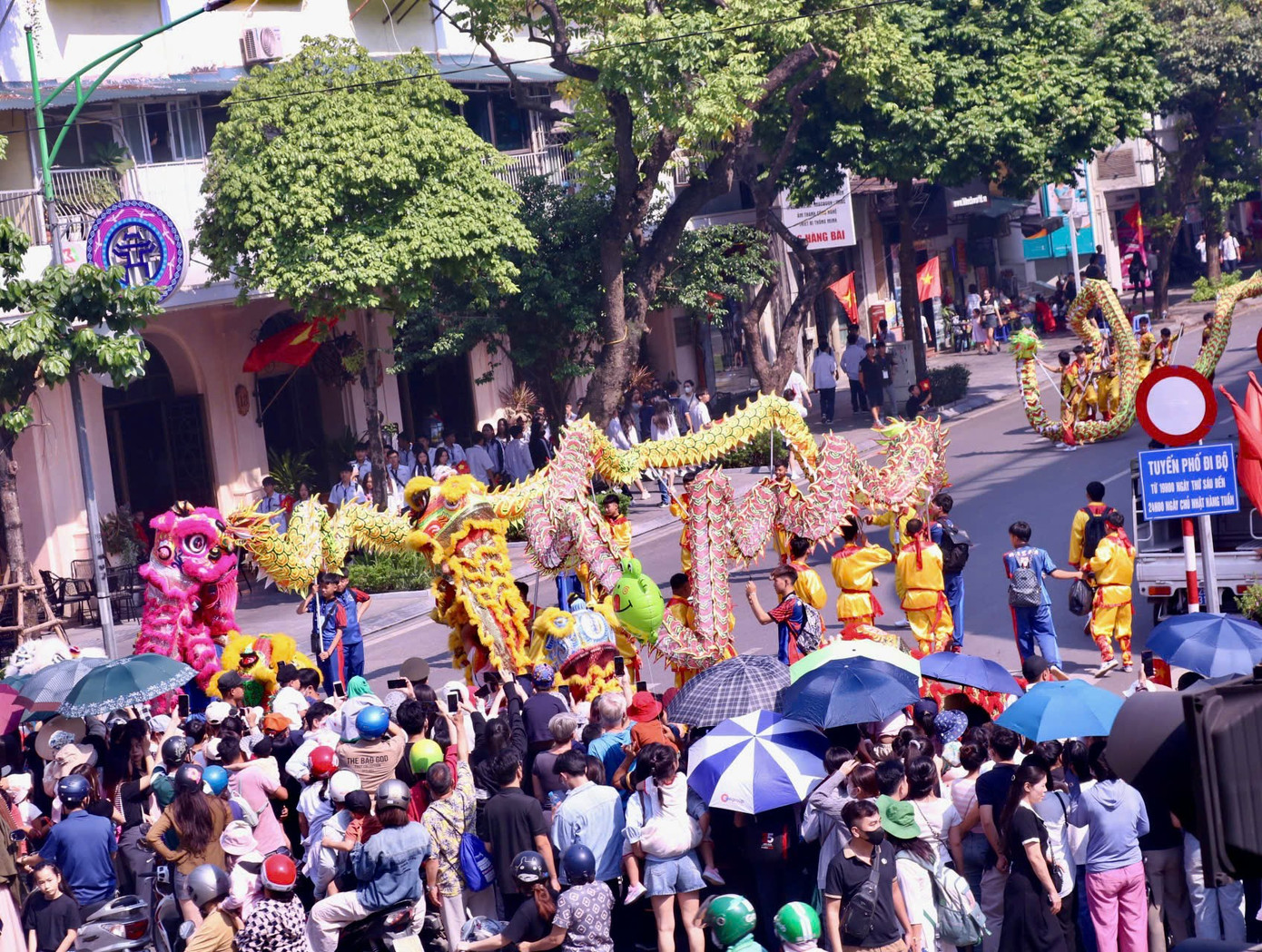 Ghi nhận sáng 6/10, hàng nghìn người dân đổ về các khu phố gần hồ Hoàn Kiếm để hưởng ứng không khí sôi động của Ngày hội Văn hóa vì Hòa bình.