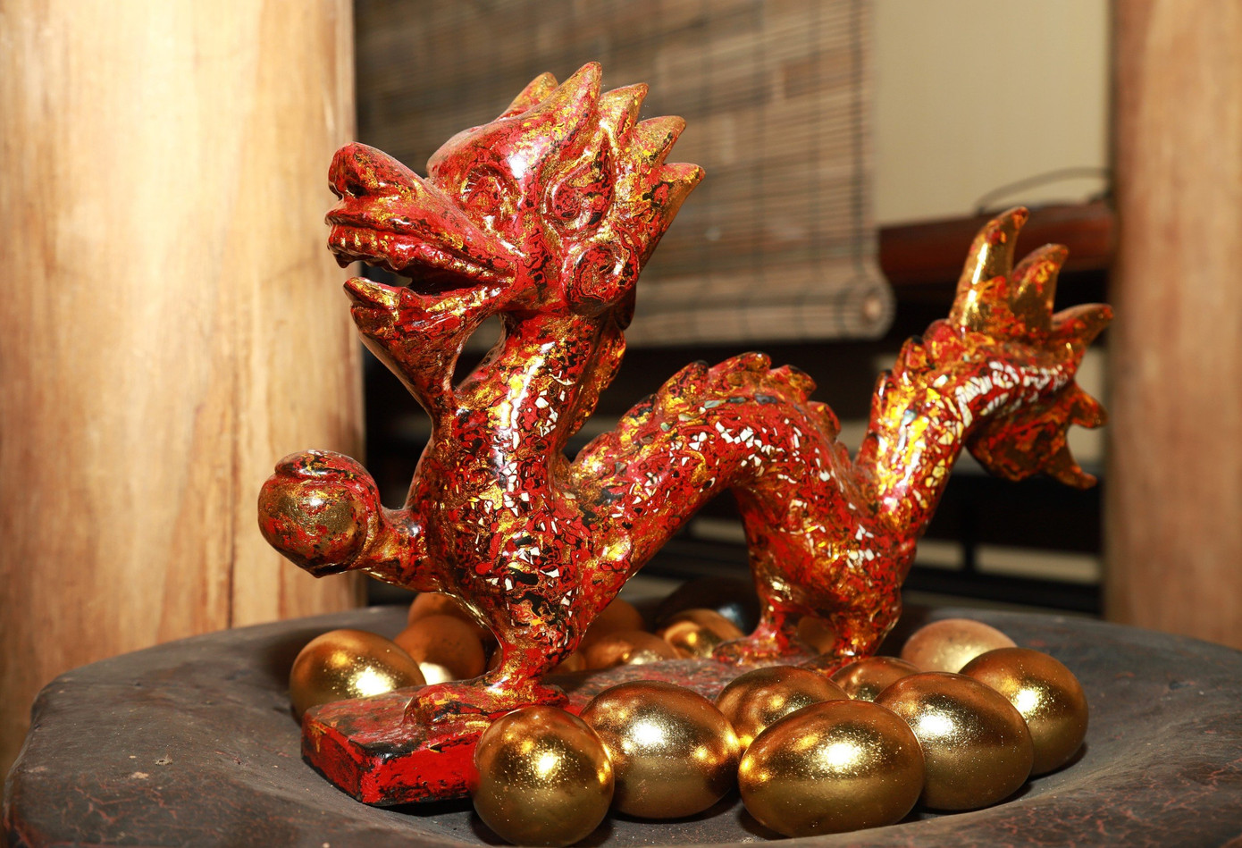 Tượng rồng - trứng được nghệ nhân lấy cảm hứng từ truyền thuyết mẹ Âu Cơ đẻ trăm trứng.