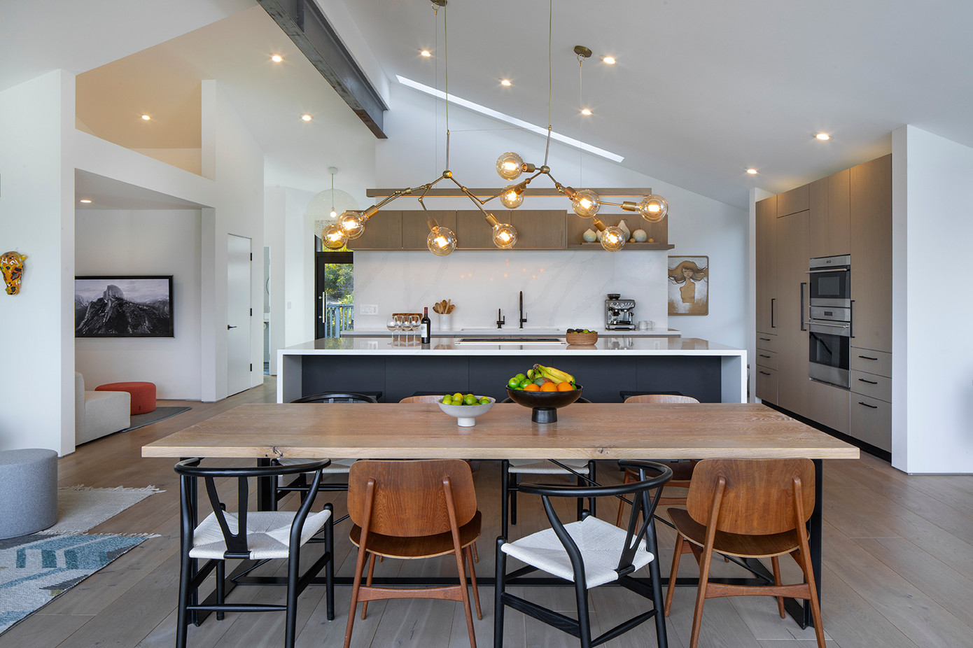 Không gian bếp được thiết kế với gam màu trung tính, nhẹ nhàng gồm bàn bếp, quầy bar nhỏ và bộ bàn ăn.