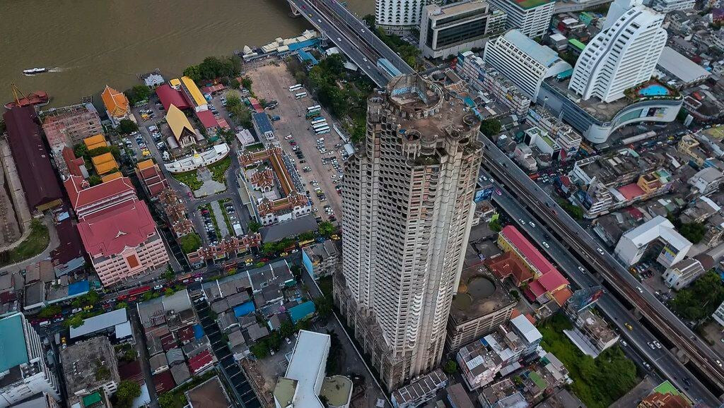 Toà tháp bỏ không nhiều năm bị đồn đoán có ma Toà tháp bỏ không nhiều năm bị đồn đoán có ma