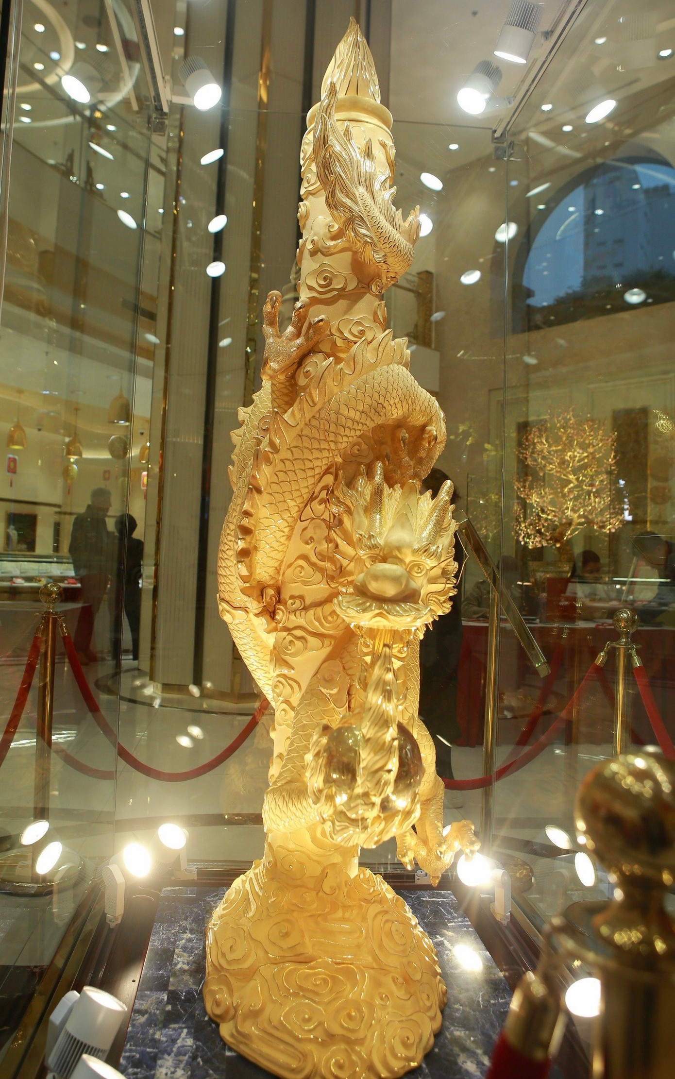 Tượng rồng vàng được chế tác thủ công trong hàng nghìn giờ dưới bàn tay tài hoa, lành nghề của các nghệ nhân kim hoàn giàu kinh nghiệm.