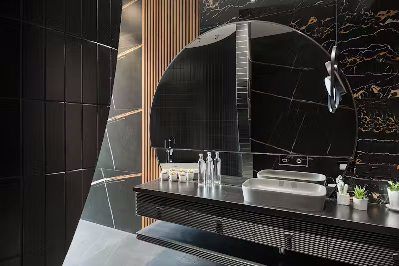 Những thiết kế trong nhà vệ sinh cũng theo phong cách uốn lượn mềm mại.