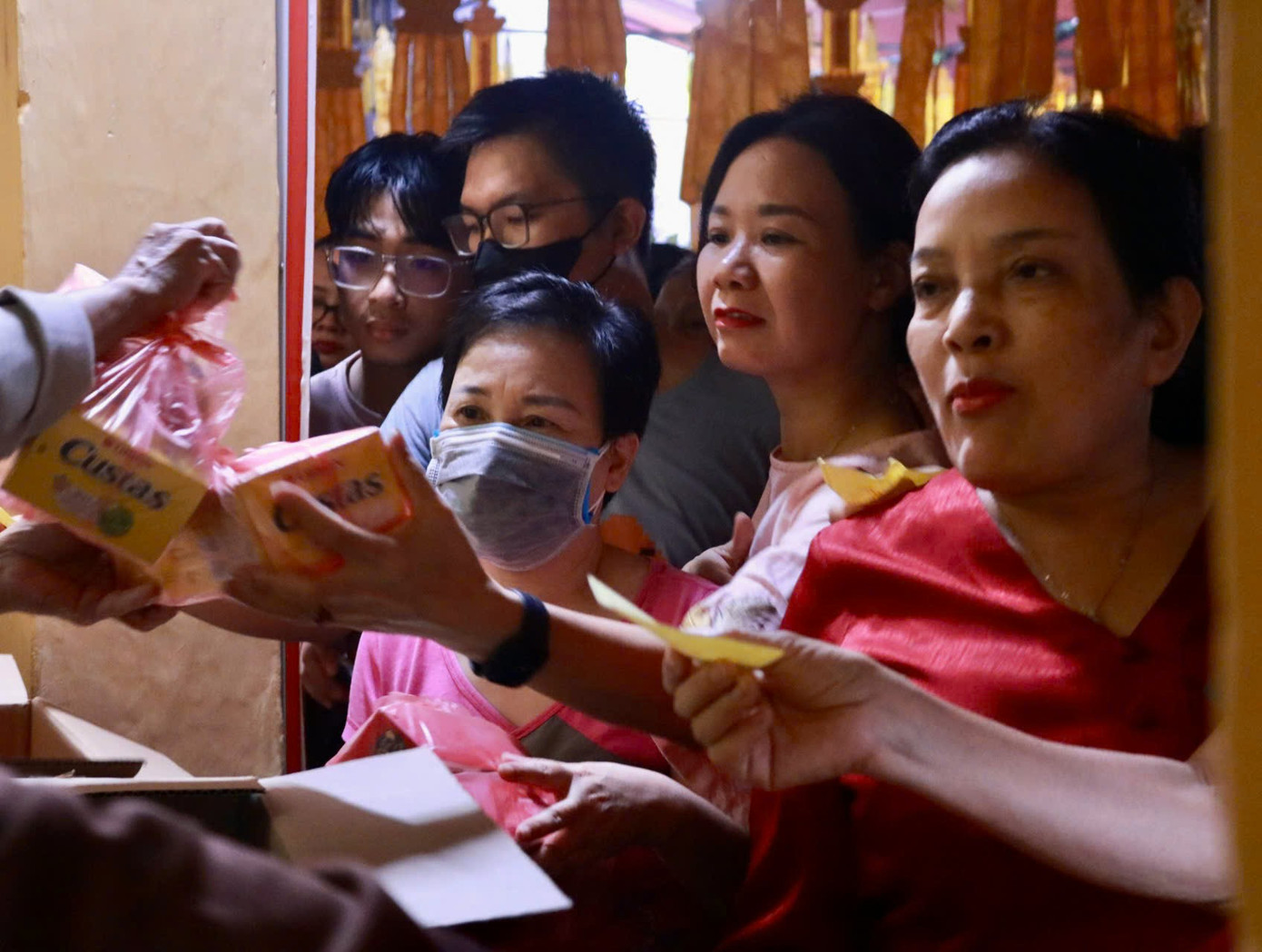 Sau khi kết thúc lễ cầu, người dân nhận phần lễ về.