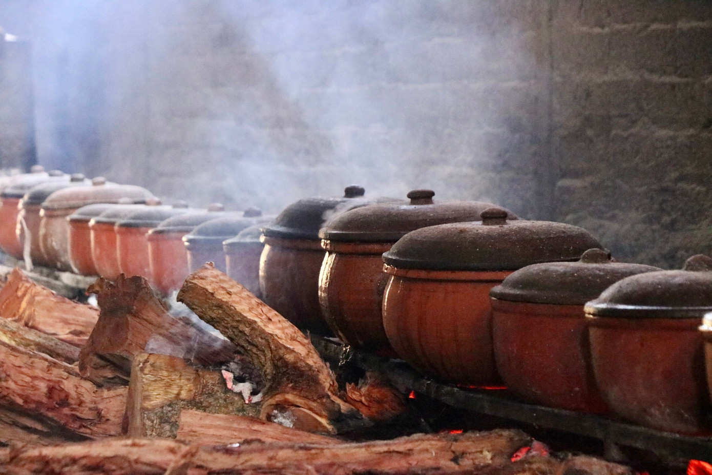 Quy trình kho cá bắt đầu bằng việc làm sạch cá, cắt khúc và ướp gia vị trong khoảng thời gian đủ lâu để cá thấm đều. Đặc biệt, quy trình kho cá kéo dài từ 8 đến 12 tiếng, với củi nhãn làm nguyên liệu đốt chính giúp nhiệt độ ổn định và giúp cá chín mềm, thấm đều gia vị.