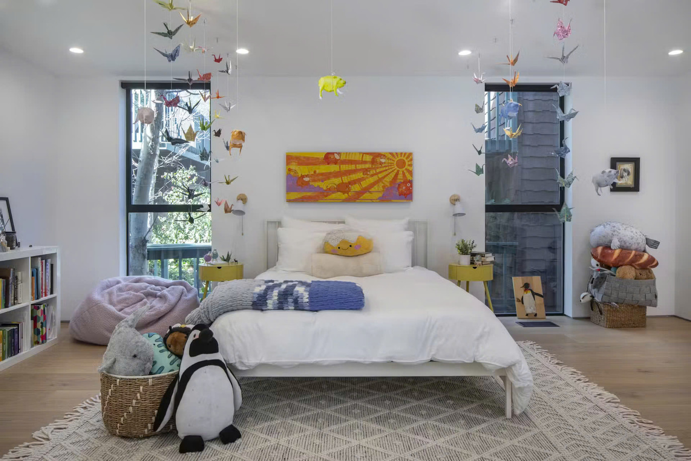 Phòng ngủ cũng được thiết kế cửa kính tấm lớn để tận dụng ánh sáng tự nhiên vừa lấy trọn được tầm nhìn ra bên ngoài, thích hợp cho việc nghỉ ngơi, thư giãn và tái tạo năng lượng.