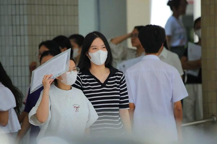 Nhiều học sinh buồn và âu lo sau khi kết thúc kỳ thi tốt nghiệp THPT 2025. Ảnh: BÍCH VÂN