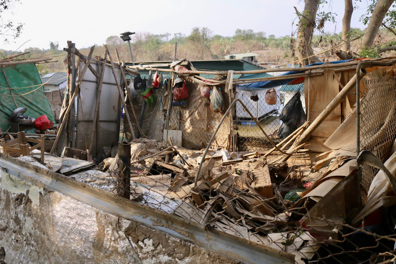 Sau khi cơn bão số 3 qua đi, cuộc sống của người dân nơi đây càng trở nên bế tắc hơn khi nhiều tài sản tích cóp của nhiều gia đình cứ thế mà trôi theo dòng nước lũ. Sau khi cơn bão số 3 qua đi, cuộc sống của người dân nơi đây càng trở nên bế tắc hơn khi nhiều tài sản tích cóp của nhiều gia đình cứ thế mà trôi theo dòng nước lũ.