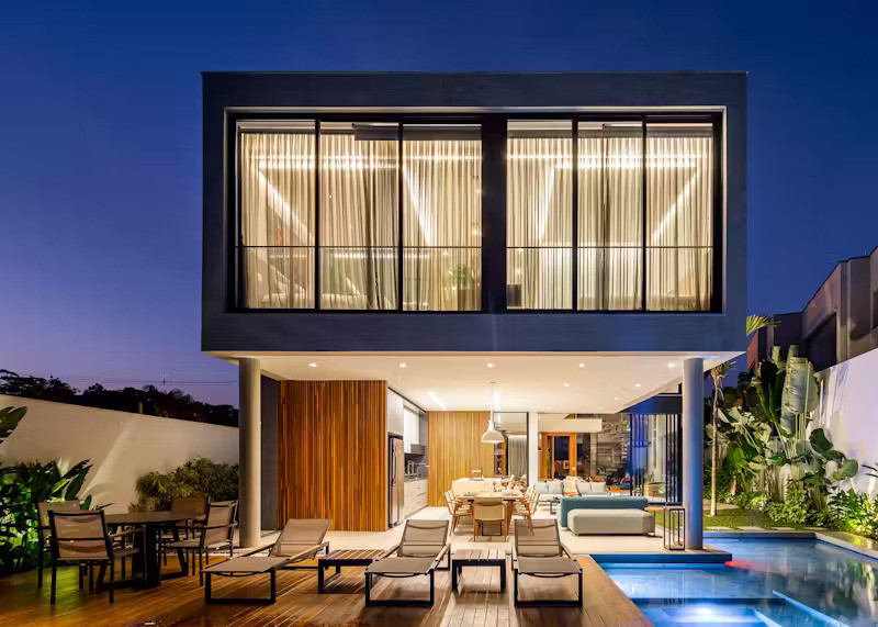 Về tổng thể, ngôi nhà sử dụng phào chỉ trần kết hợp cùng đèn chiếu sáng tổng thể giúp tạo nên một môi trường ánh sáng hài hào vừa đảm bảo công năng, vừa tôn lên những chi tiết nổi bật một cách tinh tế.