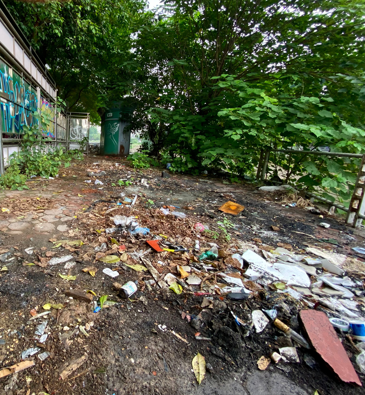 Đằng sau biển quảng cáo rao vặt trên phố Giáp Nhất (quận Thanh Xuân) biến thành nơi tập kết và đốt trộm rác thải.