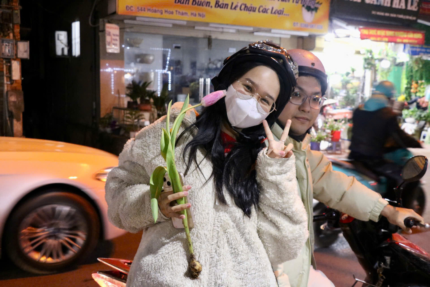 Bạn Nguyễn Thùy Linh (Đông Anh, Hà Nội) chia sẻ: "Hôm trước lướt TikTok, tình cờ tôi thấy có bạn mua hoa tulip về trồng, trông rất xinh nên hôm nay tôi rủ bạn qua đây mua luôn. Tiếc là đến hơi muộn nên cửa hàng hết hoa, chỉ mua được một cây".