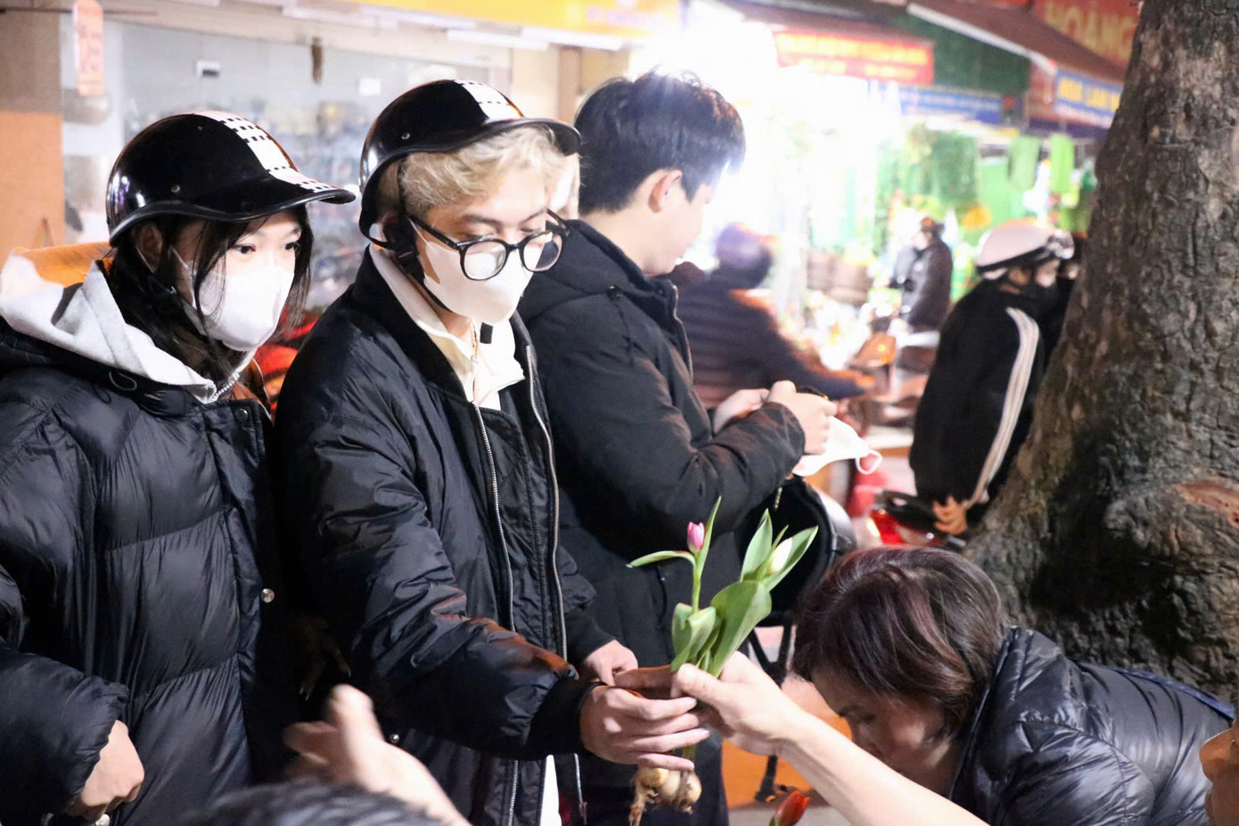 Nhiều bạn trẻ đứng xếp hàng chờ mua hoa.