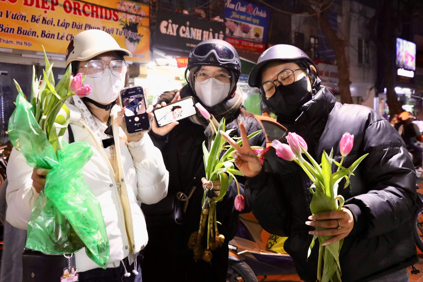 Nhóm bạn trẻ cho biết được đồng nghiệp giới thiệu cho chỗ mua vừa rẻ vừa đẹp nên sau khi tan làm, các bạn ghé qua mua luôn. Bạn Đặng Thu Hương cho biết, giá mỗi cây tulip ở cửa hàng mua chỉ 25.000 đồng, được miễn phí đất trồng nhưng nhóm bạn không lấy đất vì định đem cắm vào bình nước.