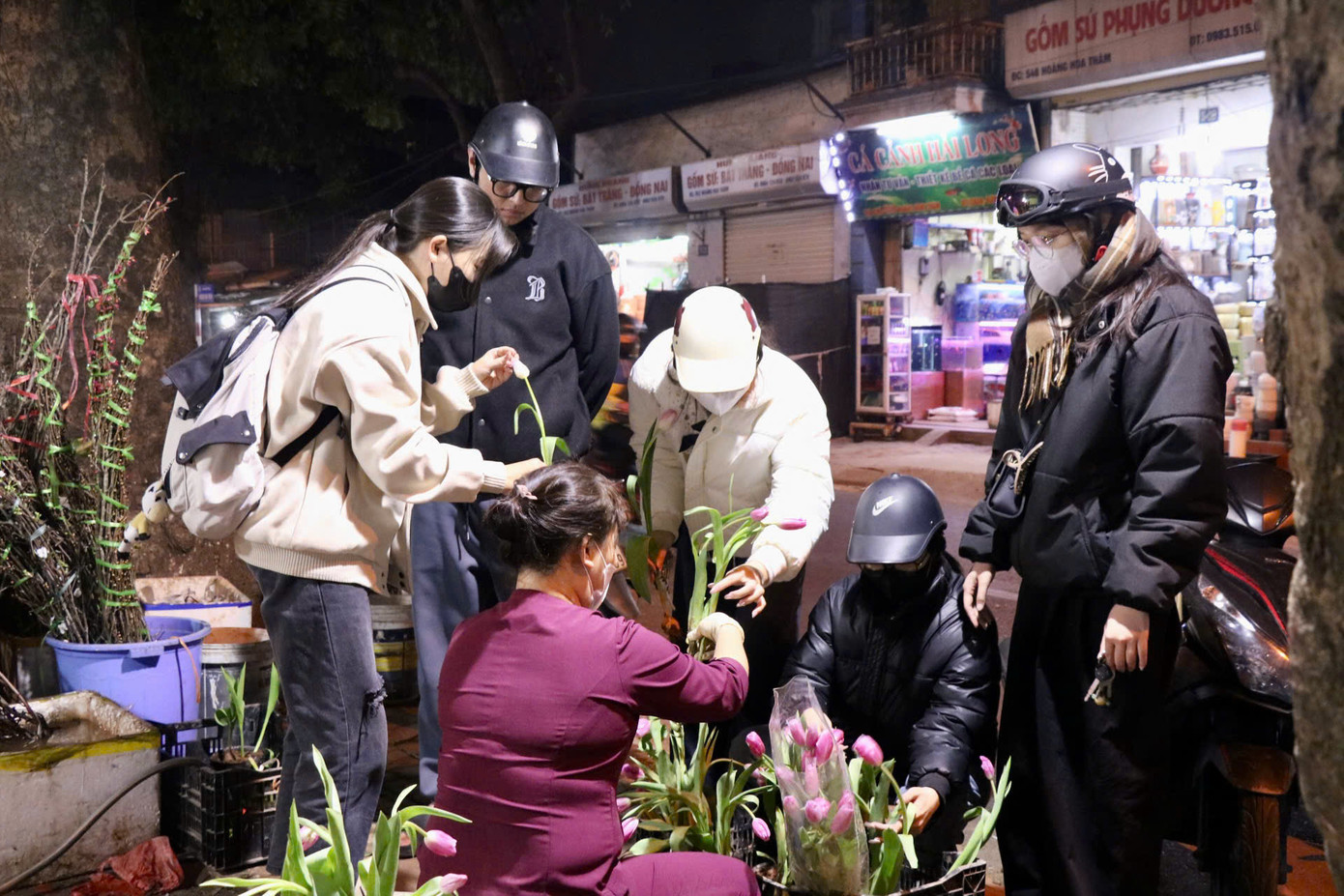 Bà Mạch Thị Trường, một tiểu thương bán hoa tulip trên đường Hoàng Hoa Thám cho biết, từ đầu mùa đến giờ, nhà bà đều nhập về số lượng lớn bán mỗi ngày, có hôm bán đến hơn 12 giờ đêm vẫn có khách mua.
