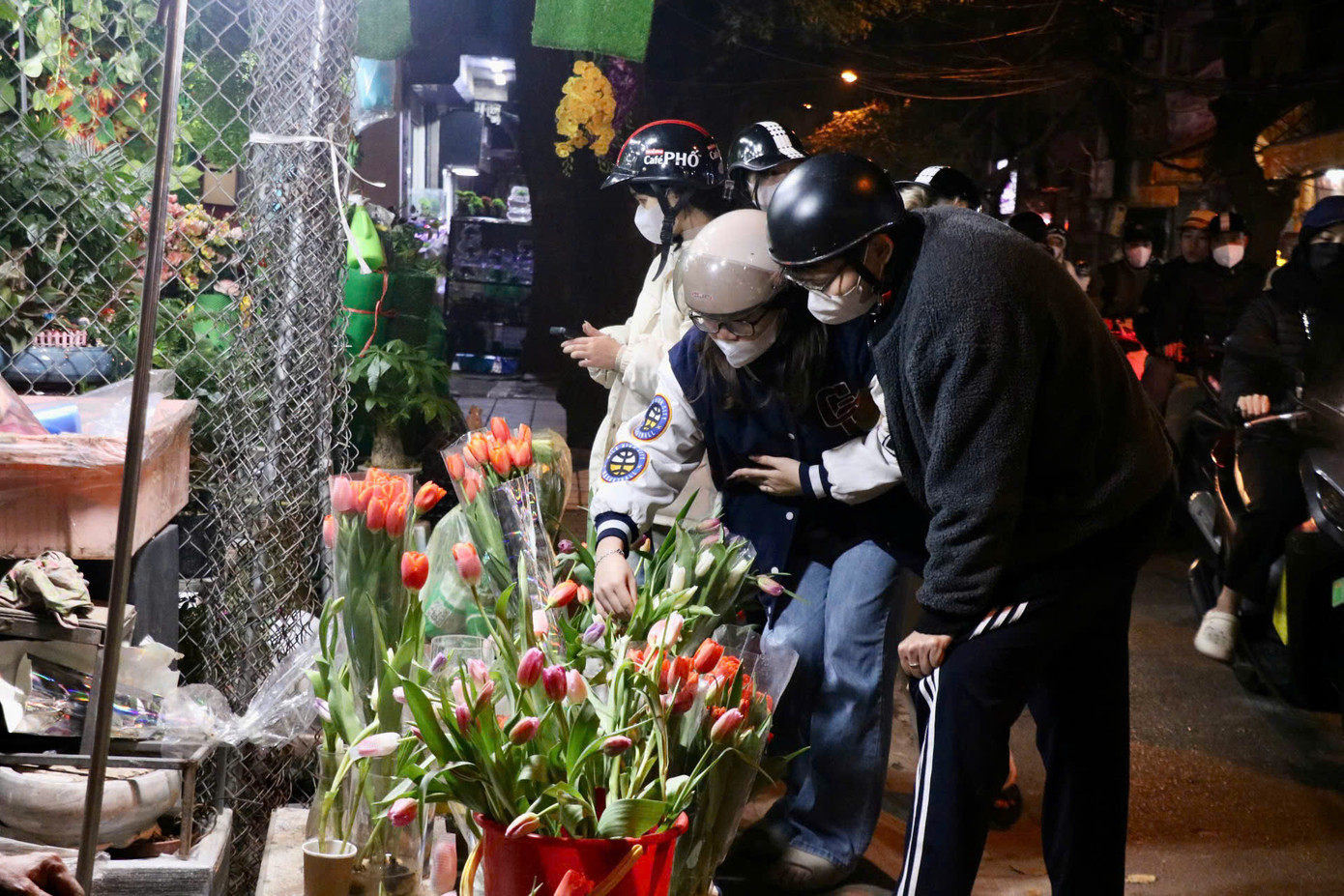 Ghi nhận trên đường Hoàng Hoa Thám những ngày gần đây, những cửa hàng bán hoa tulip luôn chật kín các bạn trẻ đứng đợi mua hoa.