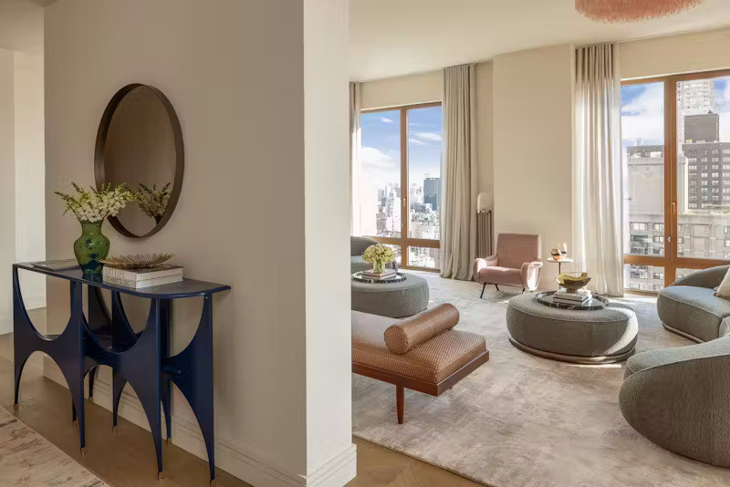 Ngay khi bước vào từ thang máy riêng, cư dân sẽ được chào đón bởi phòng trưng bày sang trọng, mở ra không gian tiếp khách và phòng ăn rộng lớn với hai hướng Tây và Bắc mang lại cảm giác rộng rãi và thoáng mát.