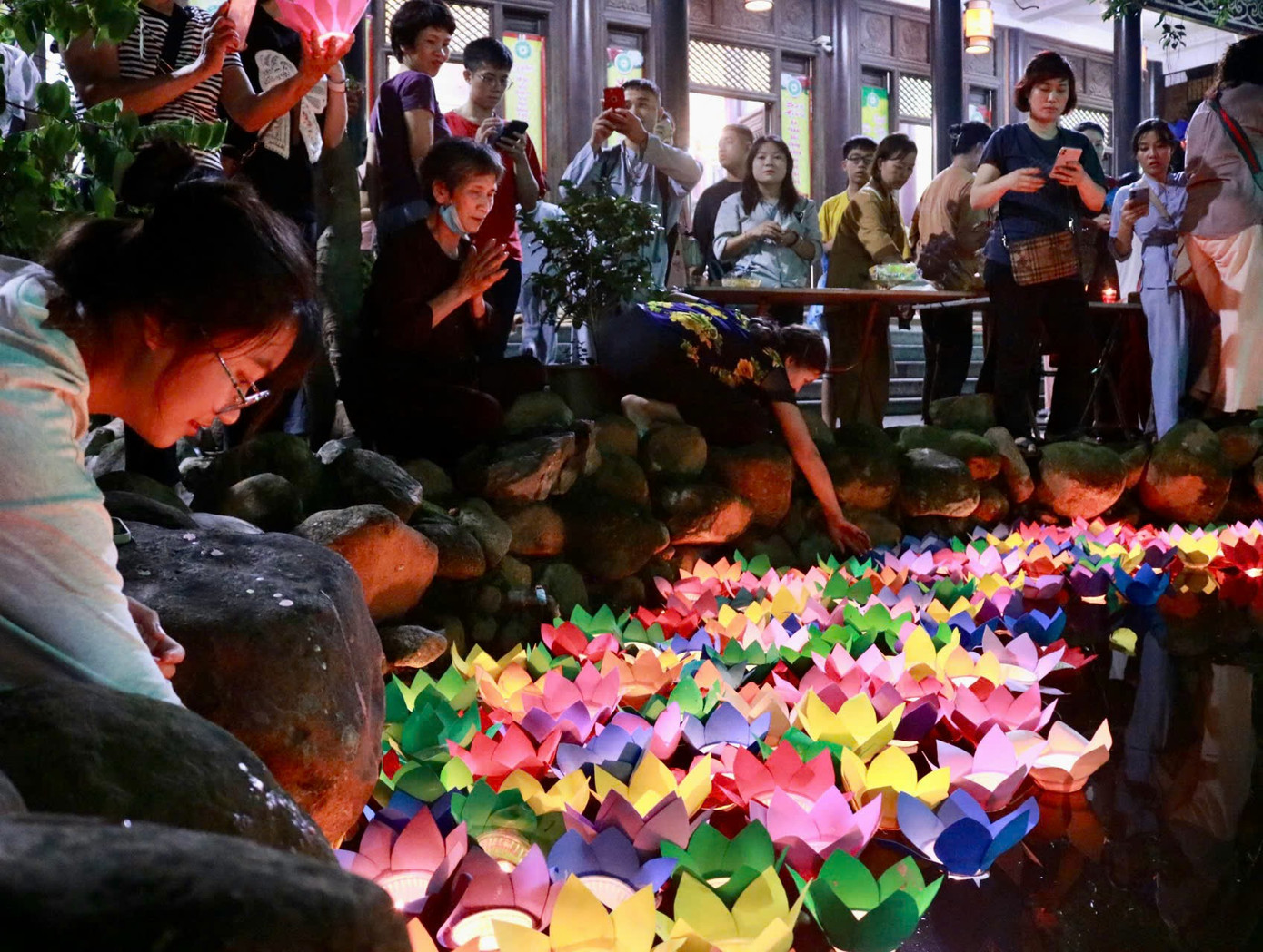 Sau khóa lễ, người dân sẽ thả đèn hoa đăng. Theo dân gian, hoa đăng là đèn hoa được thiết kế khá tỉ mỉ, soi sáng bởi một ngọn nến; là biểu tượng của ánh sáng thiện lương, cầu cho một năm mưa thuận gió hòa.