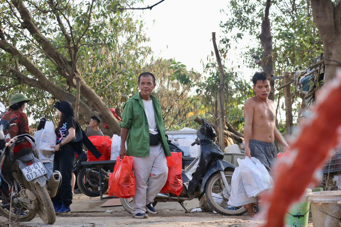 Nhiều ngày gần đây, có một số đoàn thiện nguyện xuống để hỗ trợ đồ ăn, nước cho người dân, hỗ trợ người dân qua lúc khó khăn. Nhiều ngày gần đây, có một số đoàn thiện nguyện xuống để hỗ trợ đồ ăn, nước cho người dân, hỗ trợ người dân qua lúc khó khăn.