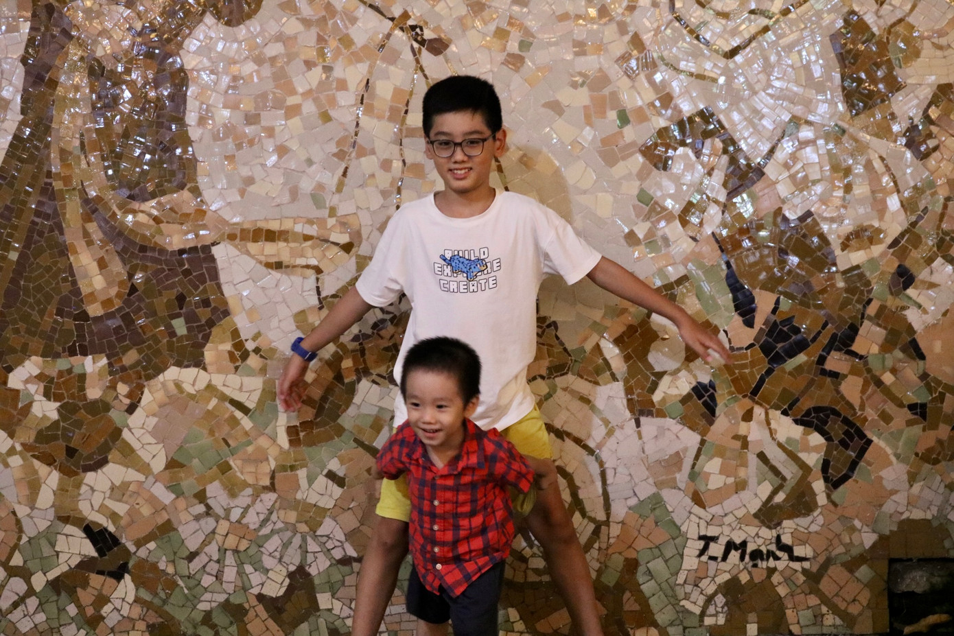 Nhiều em nhỏ cũng được bố mẹ đưa đến vui chơi và chụp hình.