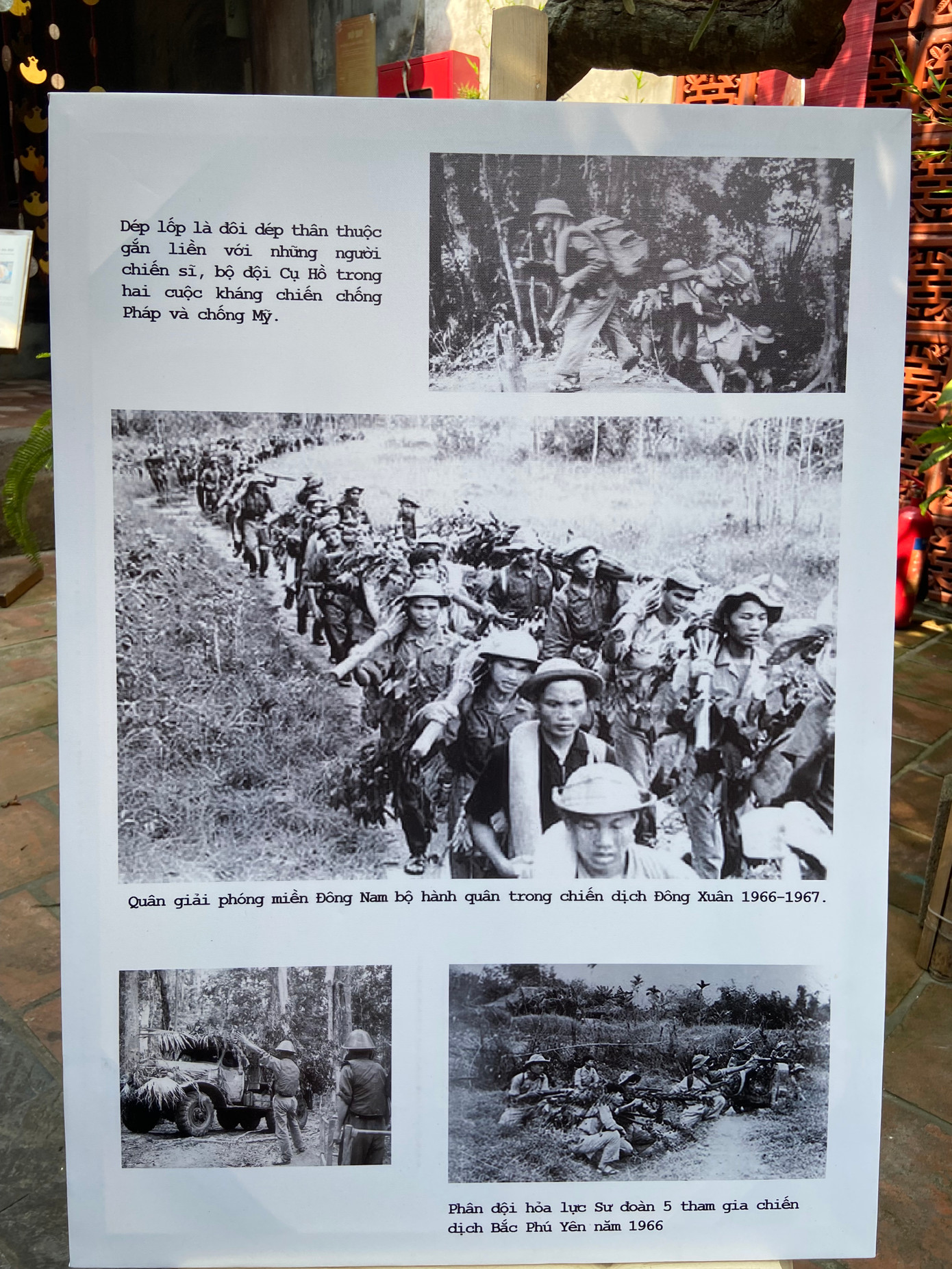 Trên chặng đường hành quân của bộ đội ta không thể thiếu những đôi dép cao su.