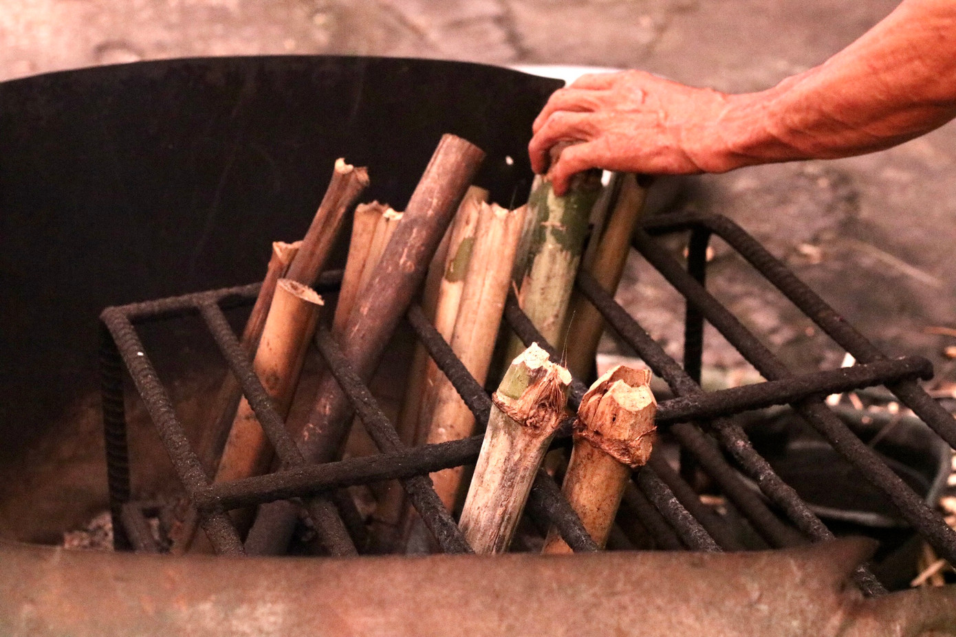 Cơm lam được dựng trên kiềng và nướng đều lửa, xoay đều tay để đảm bảo cơm được chín đều. Cơm lam được dựng trên kiềng và nướng đều lửa, xoay đều tay để đảm bảo cơm được chín đều.