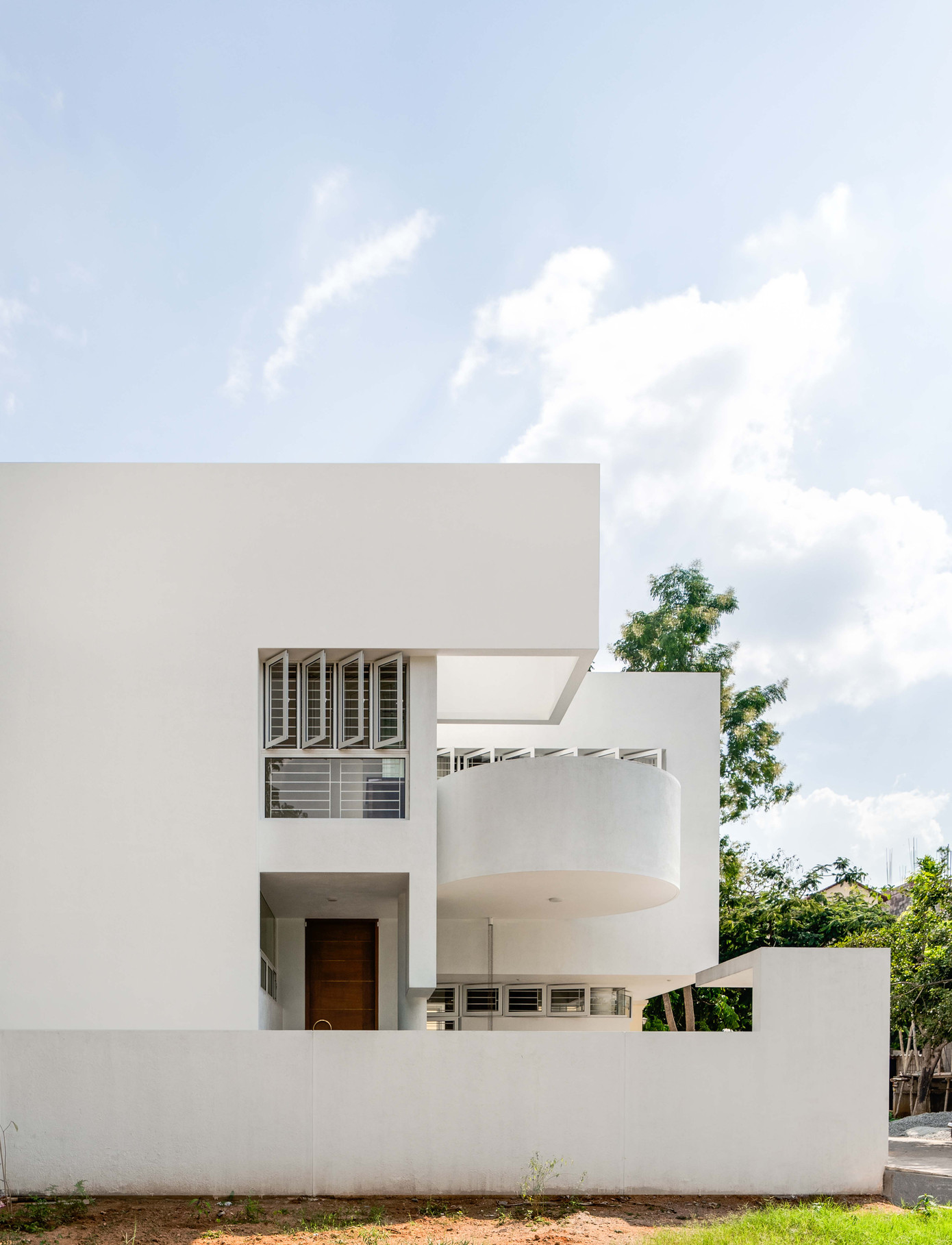 Phần ngoại thất của ngôi nhà được xây dựng dựa trên sự cân bằng và tỉ lệ hoàn hảo, với những khối hình học được sắp xếp hài hòa, tạo ra một bản giao hưởng thị giác. Các yếu tố hình khối đơn giản nhưng lại mang đến một vẻ đẹp vượt thời gian, không bị lệ thuộc vào những xu hướng thoáng qua của kiến trúc hiện đại. Chính sự tối giản trong chi tiết, loại bỏ những trang trí không cần thiết, giúp ngôi nhà giữ được vẻ đẹp thanh thoát và gọn gàng.