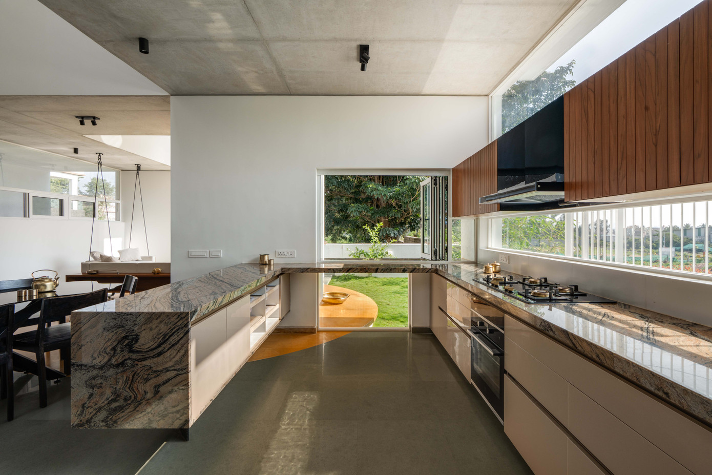 Với sự kết hợp tinh tế giữa các vật liệu đồng gỗ, đá, nội thất của ngôi nhà không chỉ phục vụ nhu cầu sử dụng mà còn là một tác phẩm nghệ thuật sống động.