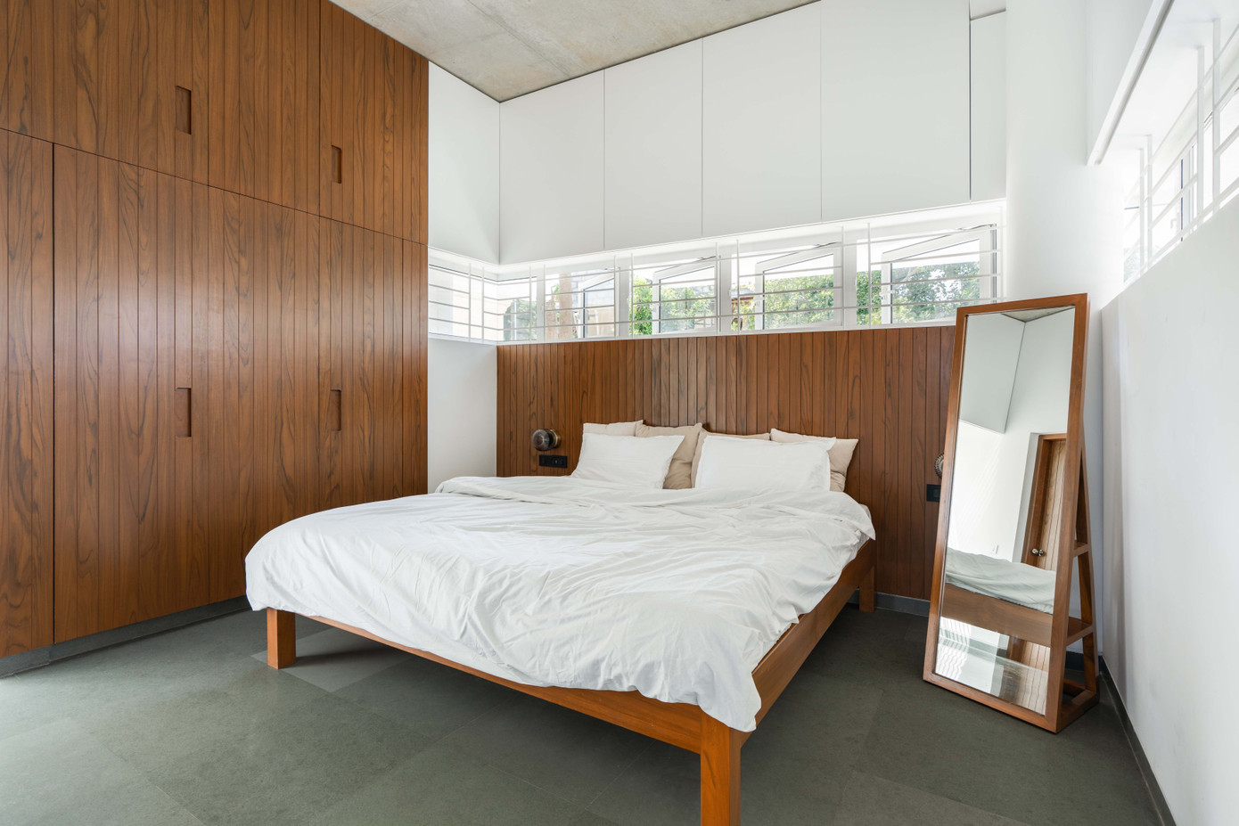 Các phòng ngủ trong ngôi nhà được thiết kế vừa đảm bảo được sự riêng tư vừa có thể tận dụng tối đa được ánh sáng tự nhiên.